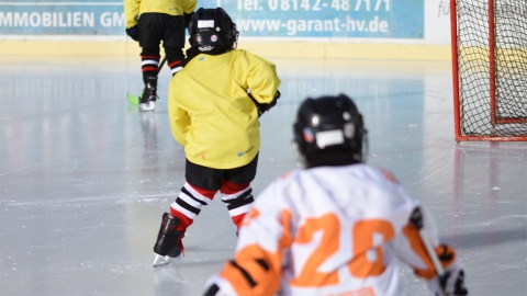 Kinder beim Schnuppertraining "Kids on Ice" im Eisstadion der Amperoase (Archivbild)