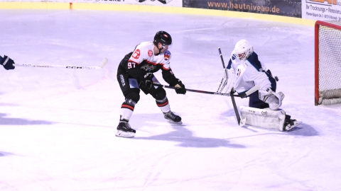 Kresimir Schildhabel lupft den Puck über die Fanghand von Ottobrunns Goalie - Archivbild