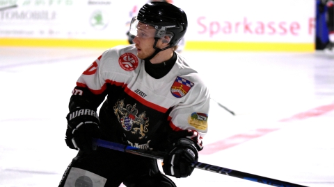 Verteidiger Kevin Rosvall in Trikot des EV Fürstenfeldbruck