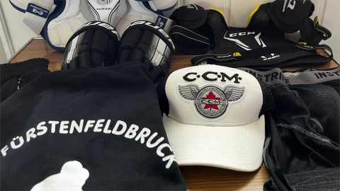 Brustpanzer, Handschuhe, Tiefschutzhose und Bekleidung beim Eishockey-Flohmarkt des EVF