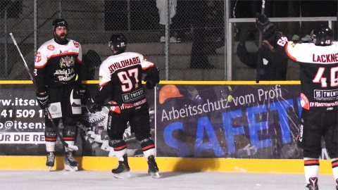 Kresimir Schildhabel und Mathias Jeske bejubeln das entscheidende Tor zum Klassenerhalt des EVF.