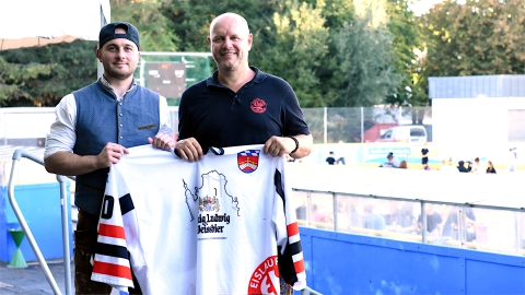 EVF-Neuzugang Dennis Tausend (links) mit EVF-Vorstand Manuel Vilgertshofer im Eisstadion der Amperoase