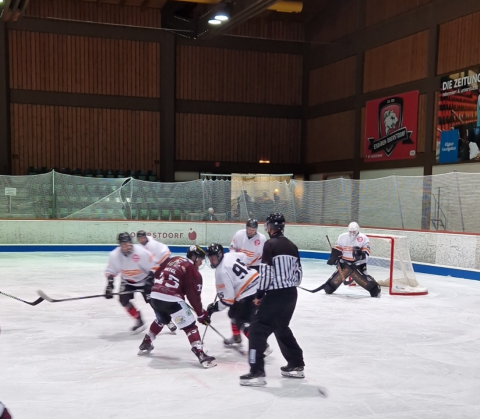 Bully vor dem Tor der Zwoaten im Spiel gegen den EC Oberstdorf