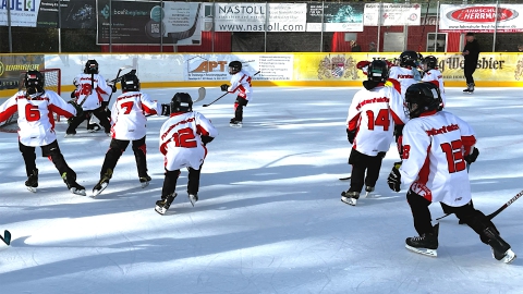 Die Spieler der U9 des EVF stürmen beim Heimturnier im Eisstadion der Amperoase zum ihrem Goalie.