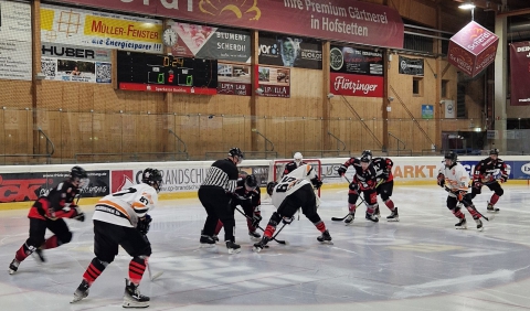 Auswärtsspiel in Buchloe (Foto M. Bschorr) - Bully mit Moritz Dawid vor dem Tor der Buchloer