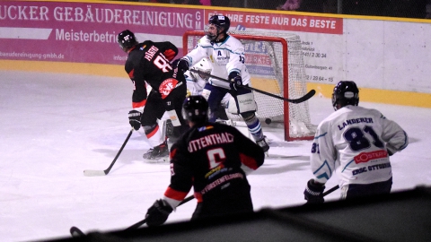 Noah Härtwig trifft am 14.11.2025 gegen den ERSC Ottobrunn. Die Scheibe liegt im Tor.