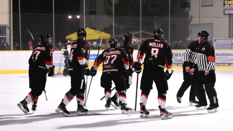 tarker Heimauftritt des EVF - Die Reihe um Kresimir Schildhabel nach dem Treffer zum 7:3.