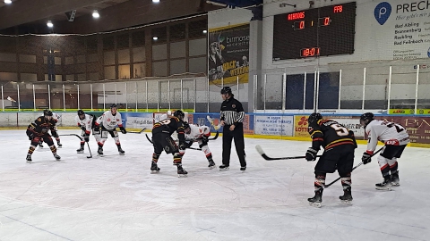 Bully zwischen dem EVF (in den weißen Trikots) und dem EHC Bad Aibling.
