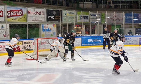 Bully vor dem Tor der Zwoaten in Memmingen 12.12.2025 (Foto Matthias Bschorr)