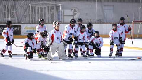 Die U11-1 des EVF feiert ihren Sieg beim ESV Dachau.