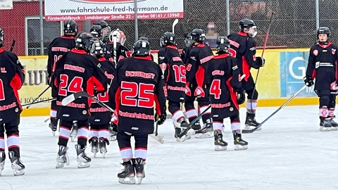 Die U15 des EVF jubelt nach einem Sieg gegen die  SG Trostberg / Klostersee II