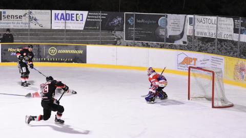 Nach Querpass von Kresimir Schildhabel trifft Philipp Pechlaner zum 1:0 gegen Reichersbeuern