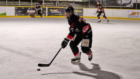 Timm Trappmann leitet im Eisstadion der Amperoase einen Angriff ein (Archivbild) (C) Peter Wenger