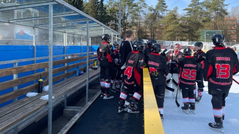 Die Spieler der U15 des EVF versammeln sich nach dem Sieg gegen die SG Holzkirchen / Miesbach II um Trainer Max Modde.