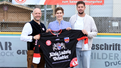 Begrüßung von Yevhenii Yef Yatsenko durch Vorstand Manuel Vilgertshofer (l.) und Trainer Philipp Steidle (r.) 