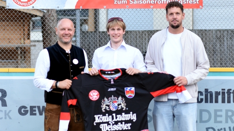 Manuel Vilgertshofer und Philipp Steidle begrüßen Dmitri Metelkov (Mitte) beim EV Fürstenfeldbruck.