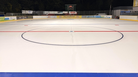 Während der Eisbereitung für die Saison 2026/2027: Die blauen und roten Linien sind bereits auf eine weiße Eisschicht aufgebracht worden.